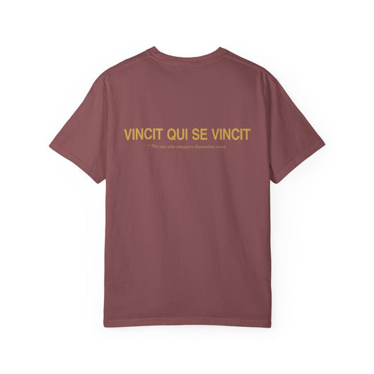 Back of brick casual tee with Vincit qui se vincit in gold